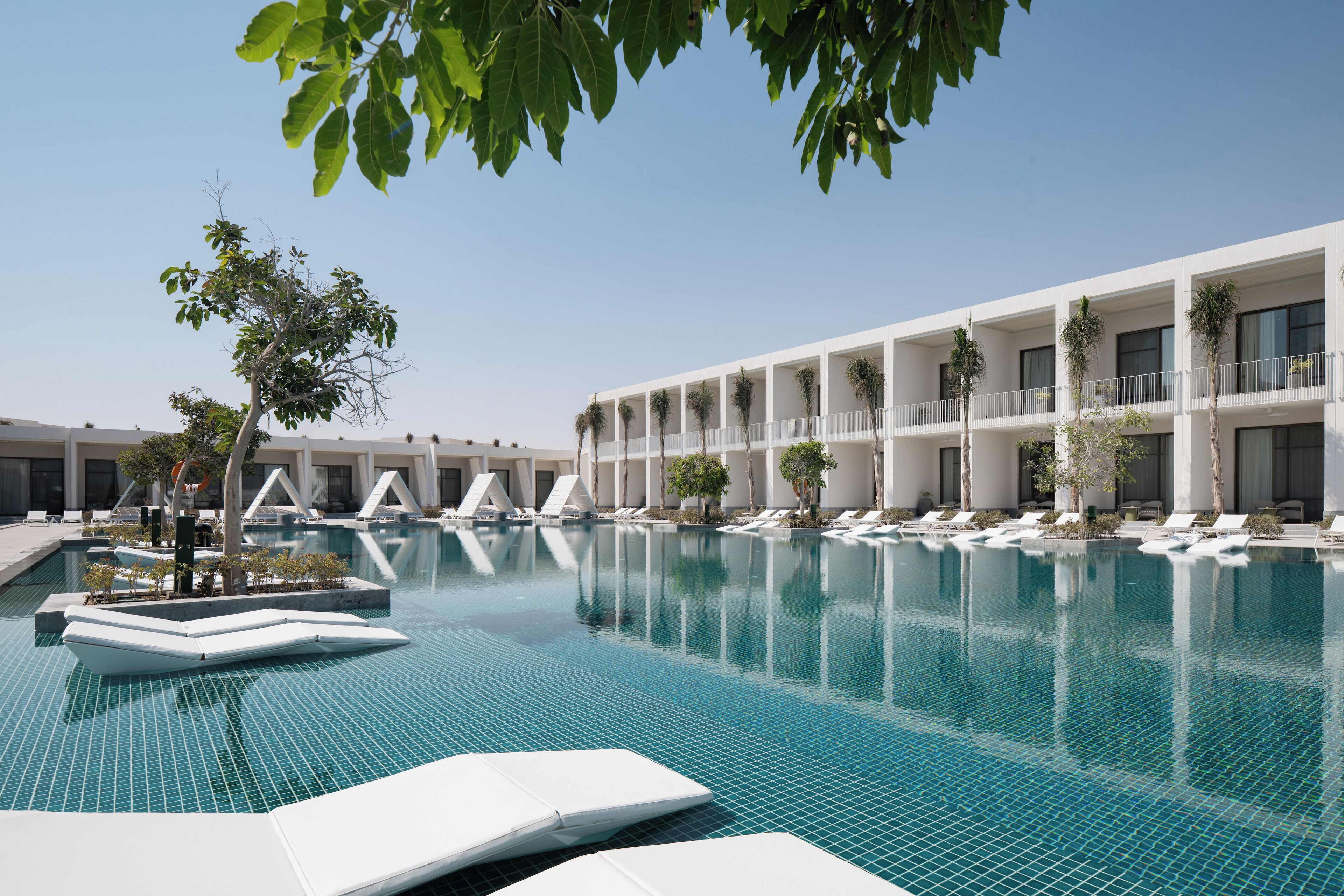 2 室外游泳池，07:00 至 18:00 开放，池畔遮阳伞，日光浴躺椅