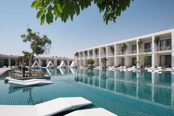 2 kolam renang terbuka, payung kolam, kerusi lepak pantai