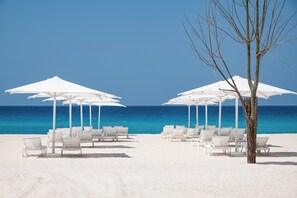 Pantai persendirian, pasir putih, kerusi lepak pantai, payung