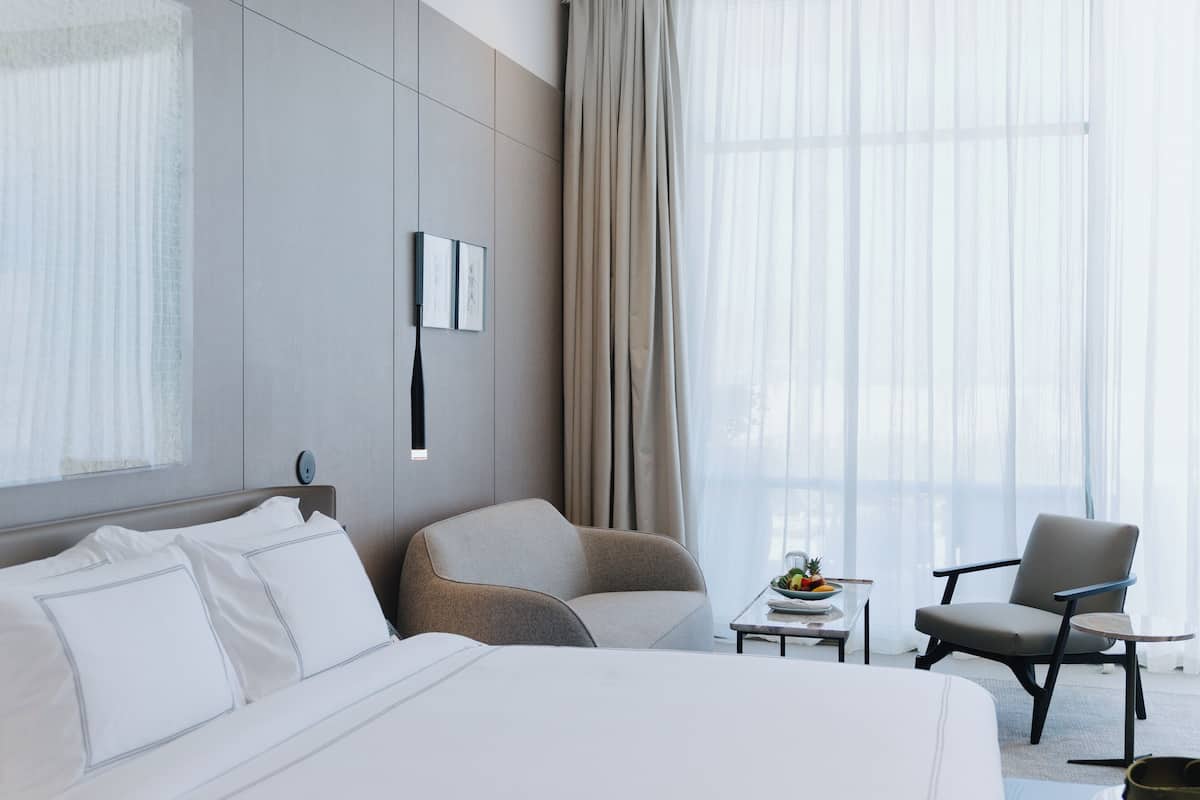 Deluxe King Room, Pool View | Sengetøy i egyptisk bomull, sengetøy av topp kvalitet og dundyner