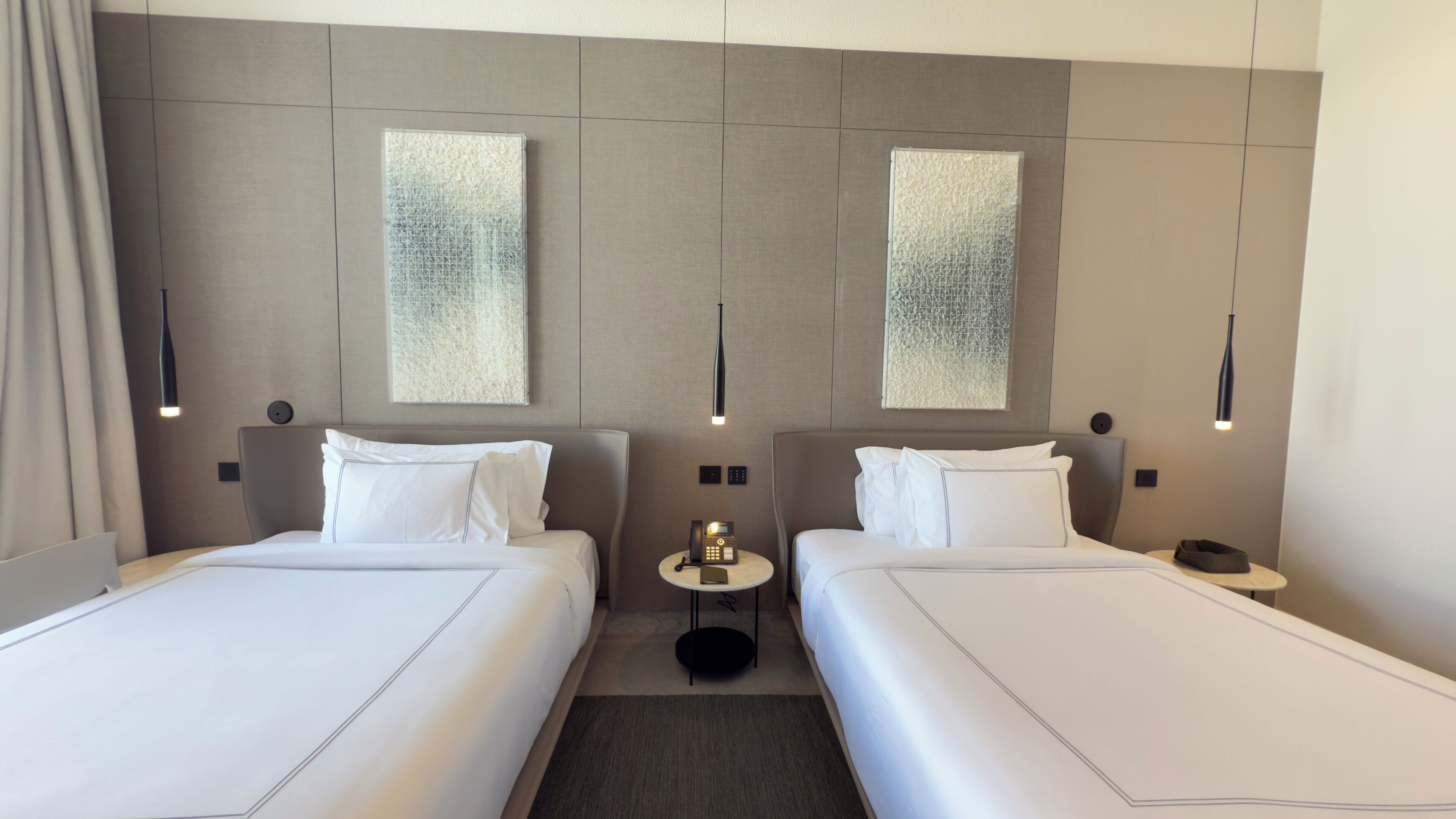 デラックス ツインルーム プールビュー | エジプト綿のシーツ、高級寝具、羽毛の掛け布団、低反発ベッド