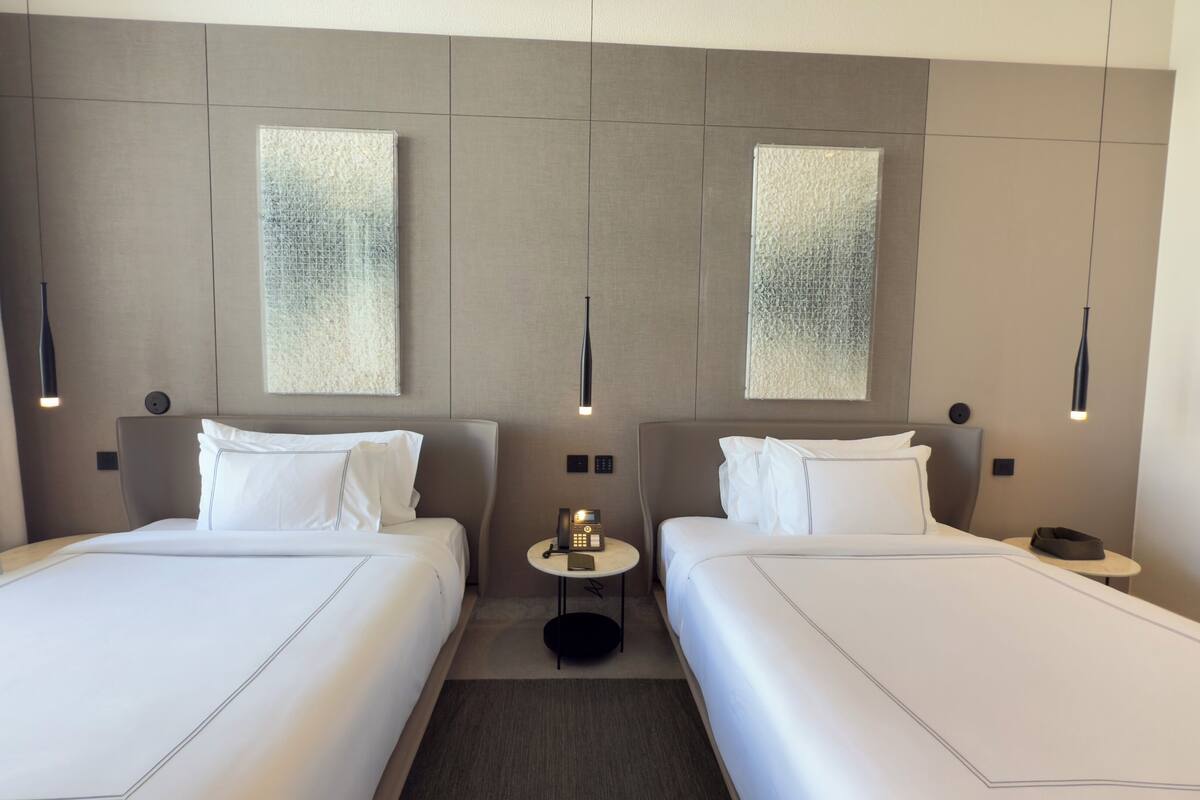 Quarto duplo luxo, vista para a piscina | Roupas de cama de algodão egípcio, roupas de cama premium