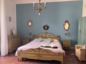 Iron/ironing board, WiFi, bed sheets - Maison Politeama—Central location—walk everywhere (Palermo)