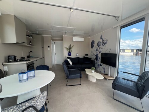 Bed and B-ootje in the harbor of Spakenburg