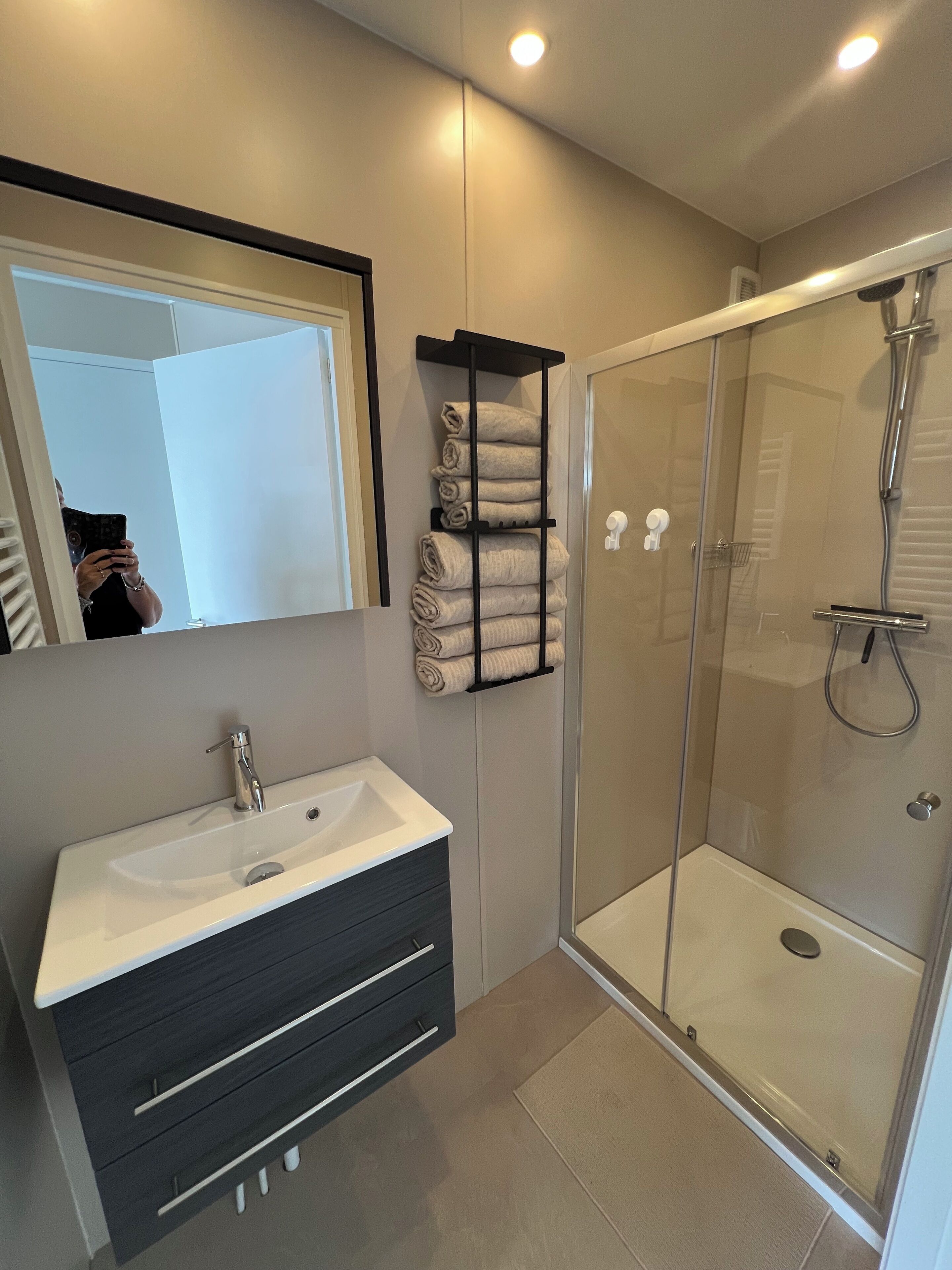 Een douche, handdoeken