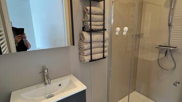 Een douche, handdoeken