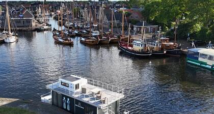 Bed and B-ootje in the harbor of Spakenburg
