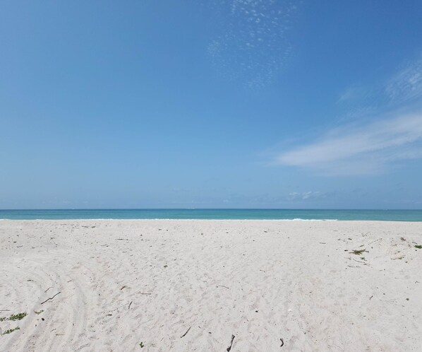 På stranden
