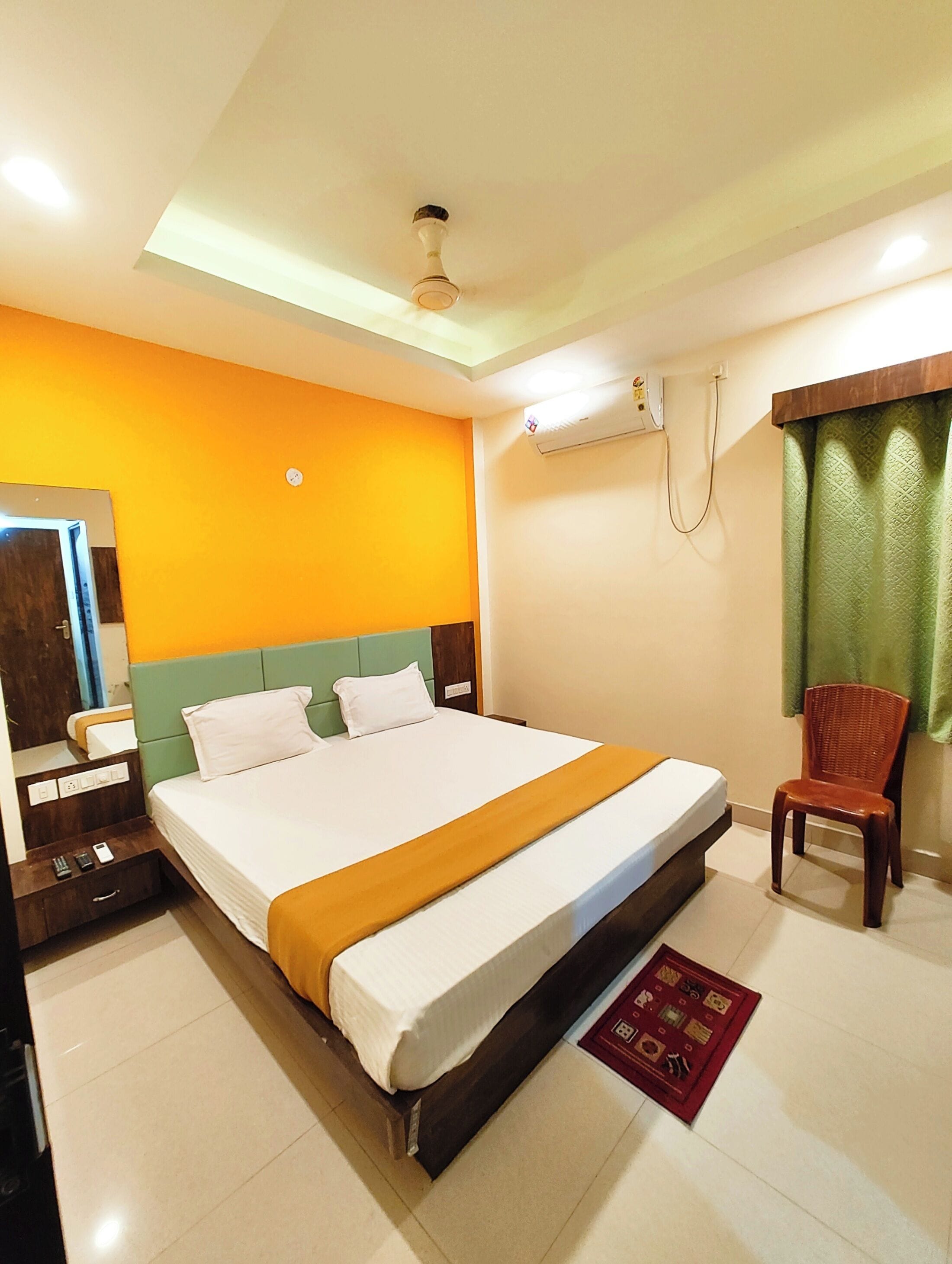 标准双人房, 1 张特大床 | 防过敏的被褥、客房内保险箱、办公桌、隔音