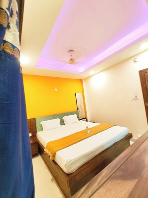 Deluxe Double Room, Air conditioning | Hypo-allergenic bedding, in-room safe, desk, soundproofing - Hotel Jagdish Palace Puri (Puri)