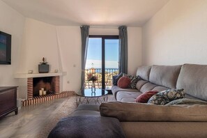 TV, fireplace, offices - Discover this charming 3-bedroom apartment in the heart of Mijas Pueblo (Mijas)