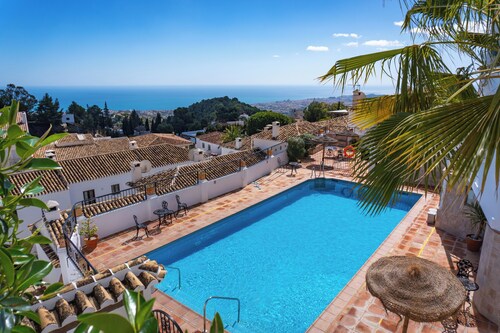 This townhouse is a 2 bedroom(s), 2 bathrooms, located in Mijas, Andalusia.