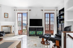 TV connectée, lecteur de DVD, livres