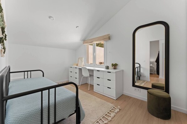 3 bedrooms, desk, iron/ironing board, free WiFi