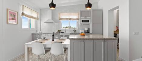 Kühlschrank, Mikrowelle, Ofen, Geschirrspüler