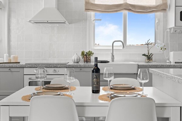 Kühlschrank, Mikrowelle, Ofen, Geschirrspüler