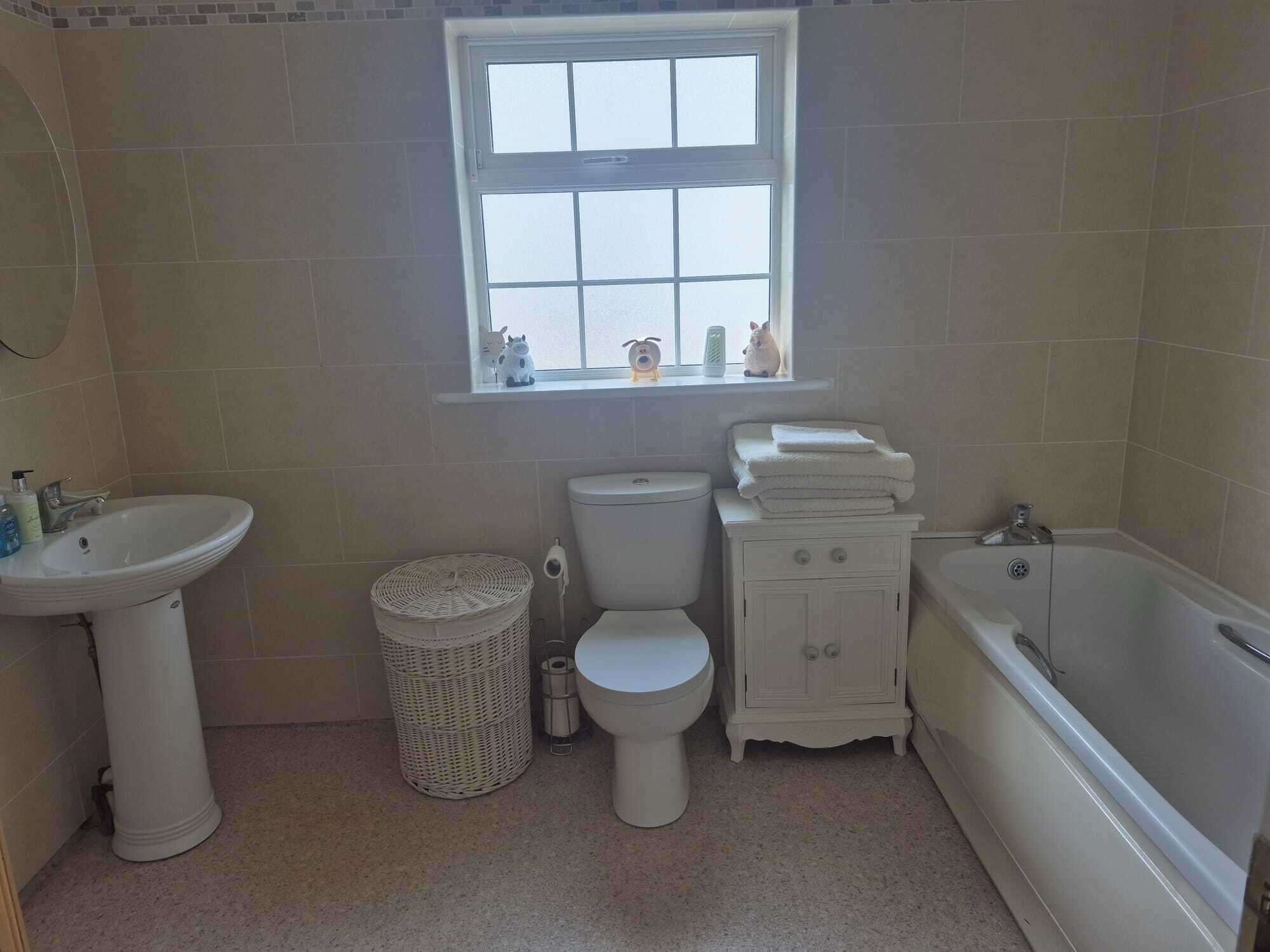 Un bagno con lavandino, WC e vasca da bagno.