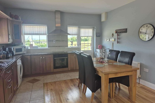 Cottage | Private kitchen | Fridge, microwave, oven, stovetop