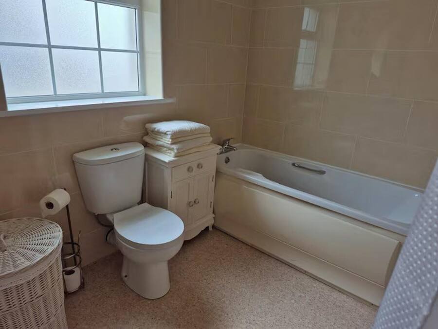 Un baño con inodoro, lavabo y bañera.