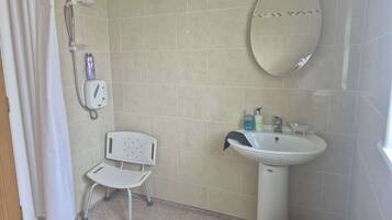 Ferienhaus | Badezimmer | Dusche, Handtücher