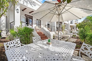 Outdoor dining - Winelands Golf Lodges 28 (Cape Town)