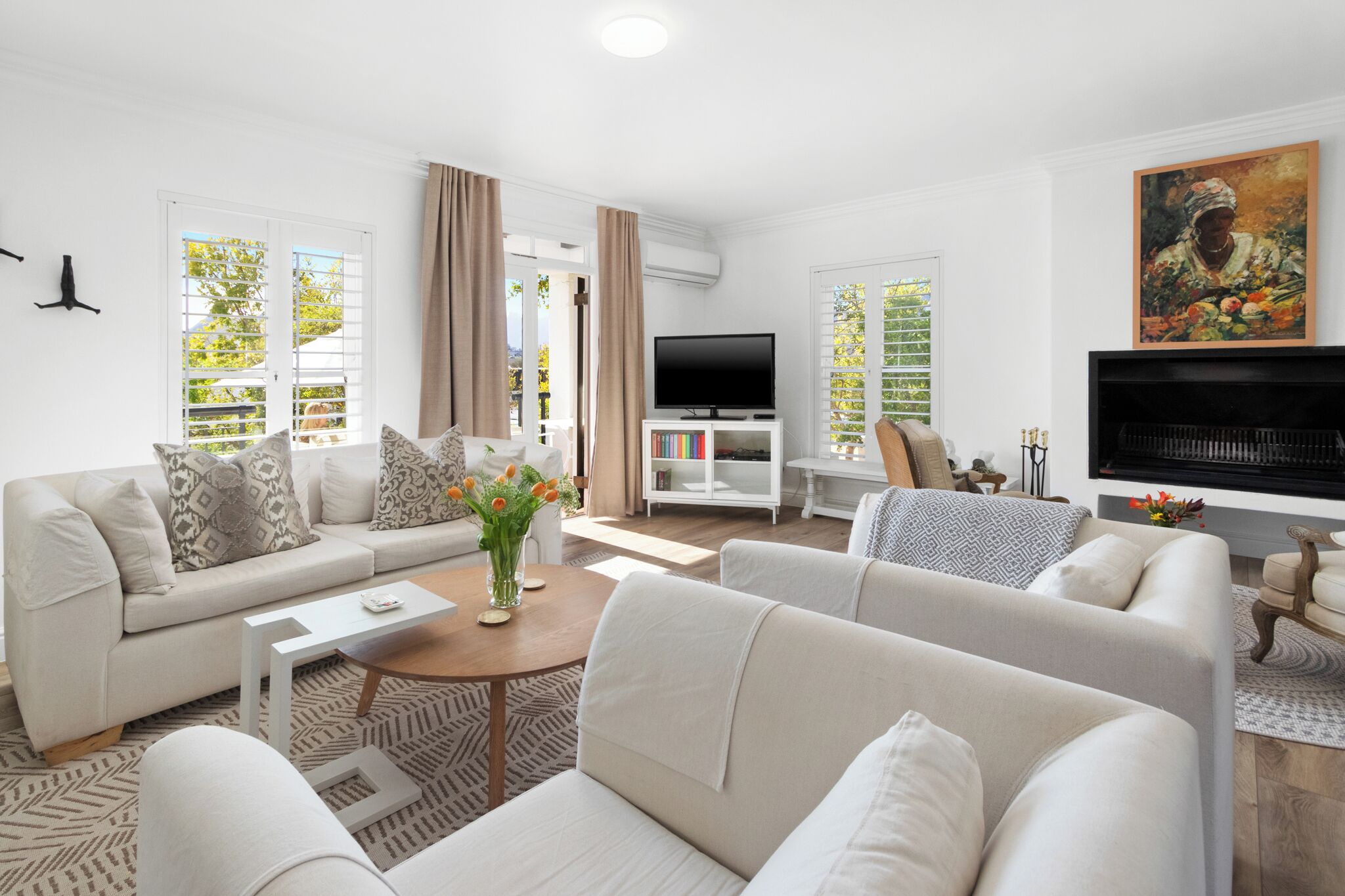 Smart TV, fireplace