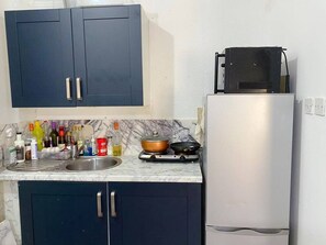 Een koelkast, een microgolfoven, een oven, een kookplaat