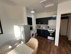 冷蔵庫、電子レンジ、オーブン、コンロ