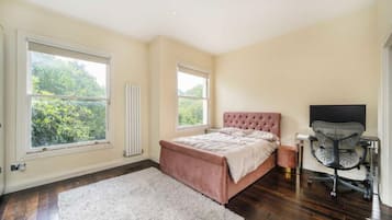 4 bedrooms, desk, iron/ironing board, free WiFi