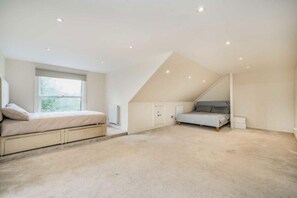 4 bedrooms, desk, iron/ironing board, free WiFi