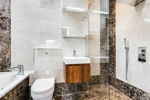 Hair dryer, towels - Luxury House in London (Greater London)