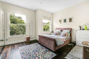 4 bedrooms, desk, iron/ironing board, free WiFi