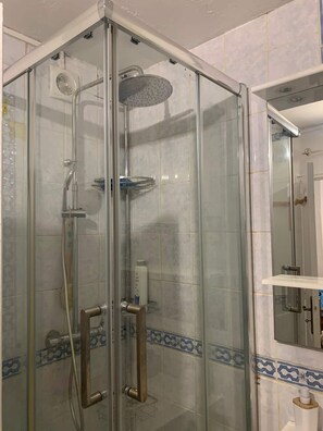 Een douche, een haardroger, een bidet, handdoeken