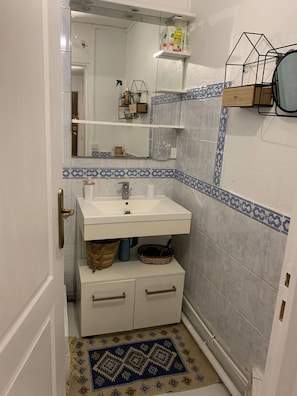 Een douche, een haardroger, een bidet, handdoeken