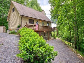 Exterior - Stare Way to Heaven -Secluded, 3BR,3BA, Hot Tub, Firepit (Maggie Valley)