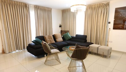 Gallery Luxury Suites by Cozy