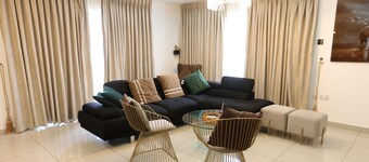 Gallery Luxury Suites by Cozy