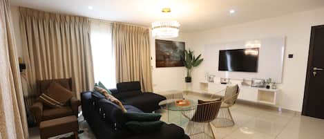 Classic Penthouse, Balcony, Garden View | Living area