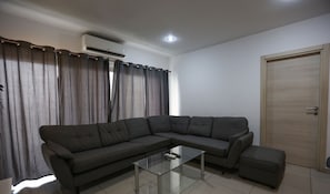 Habitación doble, balcón, vistas al patio | Zona de estar
