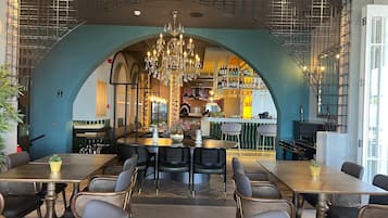 Serviço de café da manhã, local e internacional, vistas para o mar