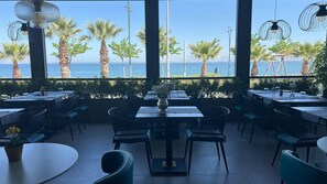 Breakfast, lunch served; local and international cuisine, sea views 
