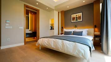 Deluxe-Doppelzimmer, Bergblick | Hochwertige Bettwaren, Minibar, Zimmersafe, individuell dekoriert