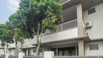 Vista frontal de la propiedad