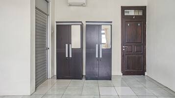 Suite familiar | Escritorio y ropa de cama