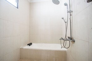 Suite familiar | Baño | Ducha, toallas, jabón y champú