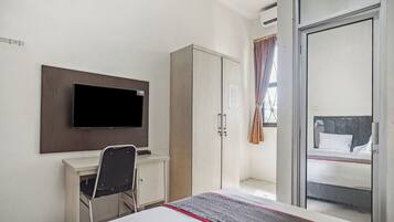 Escritorio y ropa de cama