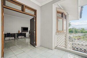 Family Suite | Desk, bed sheets