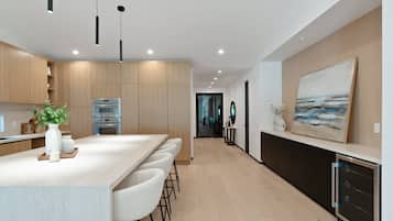 Casa de lujo, varias camas, acceso a la alberca, vista a la alberca (Noble Modern) | Cocina privada | Refrigerador, microondas, horno y parrilla de estufa