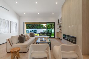 Living area - Noble Modern - Urban Sanctuary in Sherman Oaks With Poolside and Patio (Van Nuys)