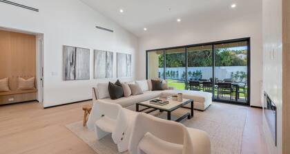 Noble Modern - Urban Sanctuary in Sherman Oaks With Poolside and Patio